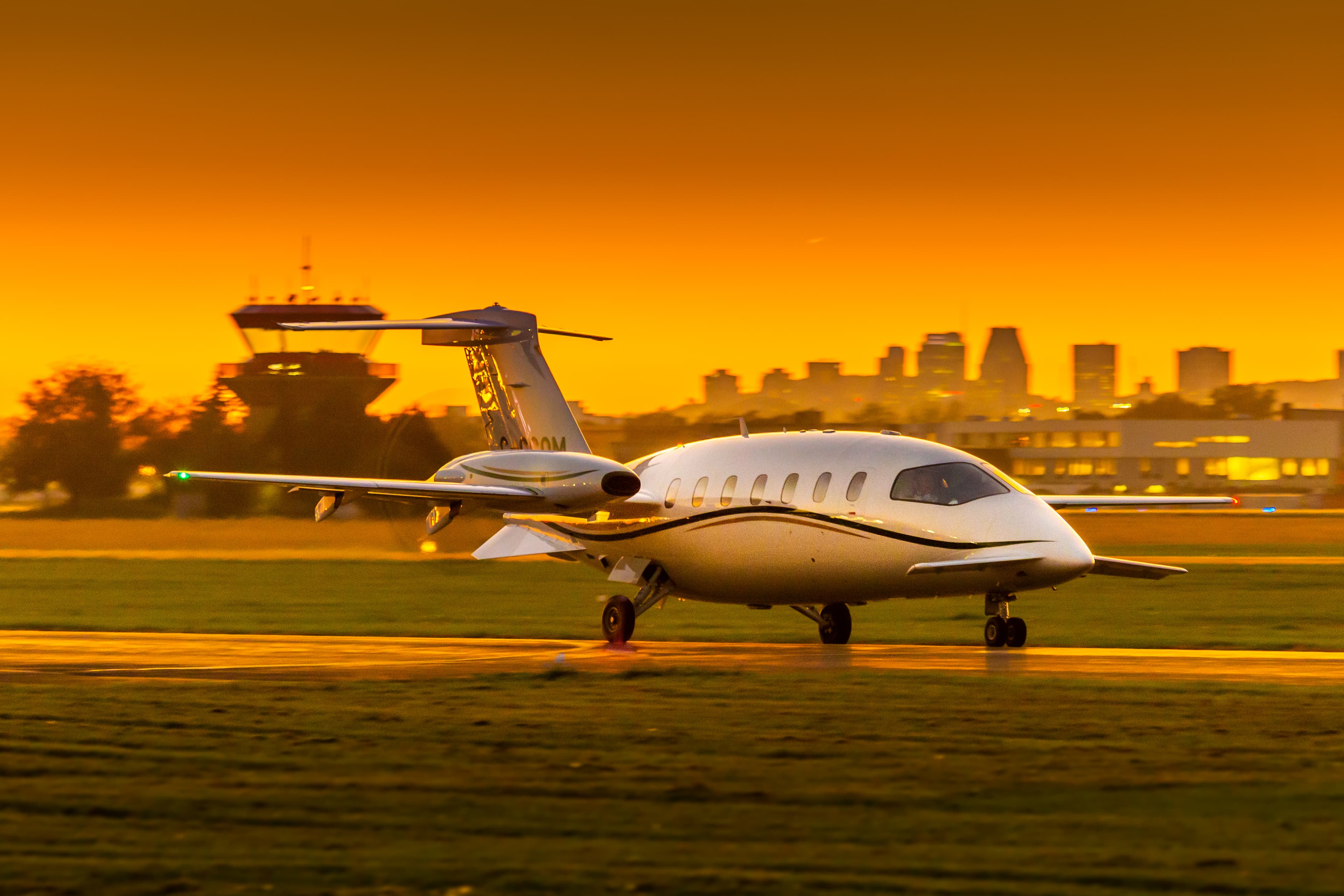 Bien difficile, pour ce Piaggio P180 Avanti, de passer inaperçu. Le constructeur italien a vraiment conçu un avion au style unique, comme on peut le voir ici à l’aéroport de St-Hubert, devant la silhouette de la ville de Montréal.