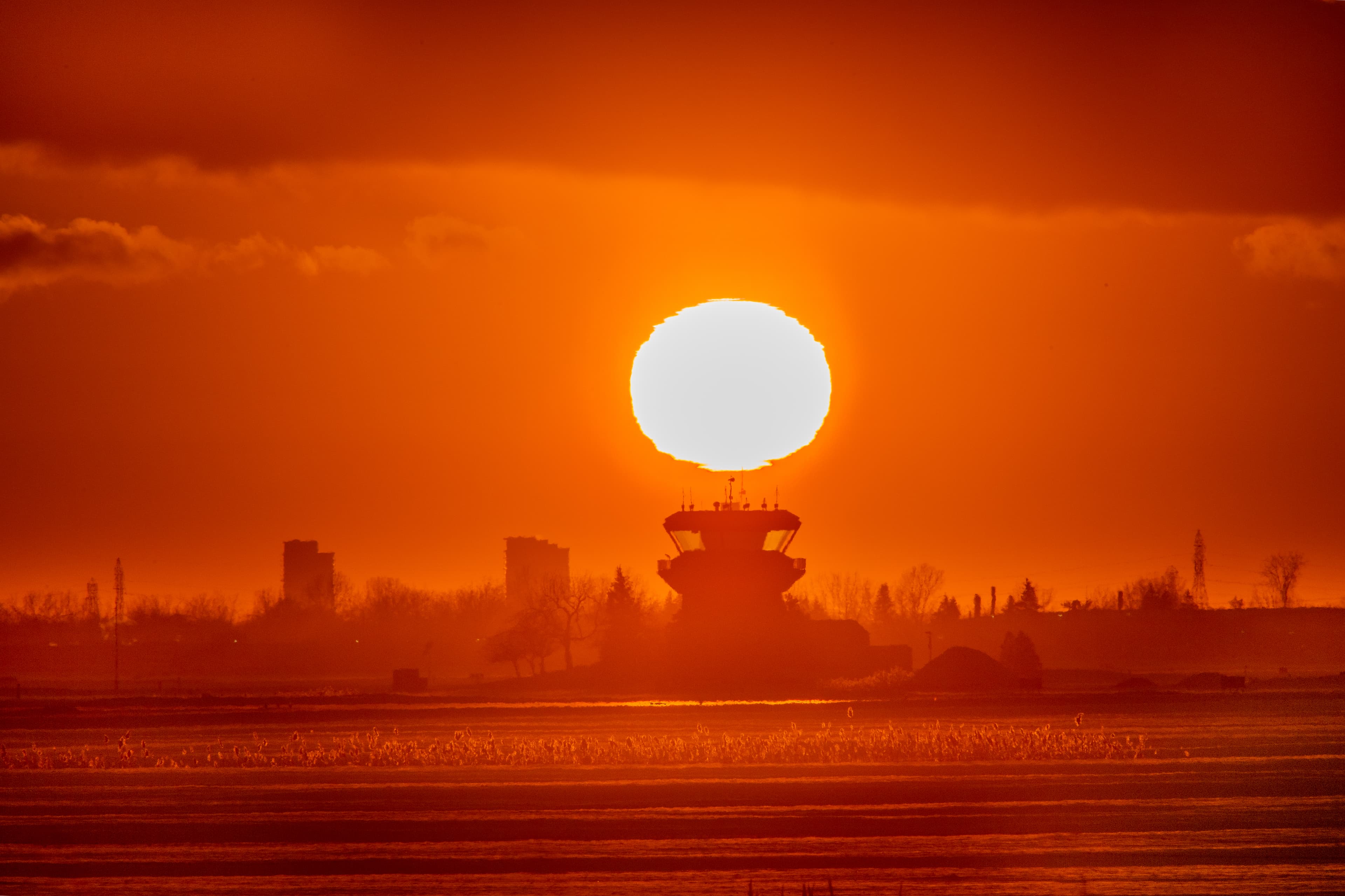 Elle est trompeuse, cette photo de la tour de contrôle de l’aéroport de St-Hubert. À première vue, on diraitune photo prise à la fin d’une belle journée d’été. En réalité, il devait faire -15 ou -20 degrés! J’avais les doigts comme des bâtons de glace!