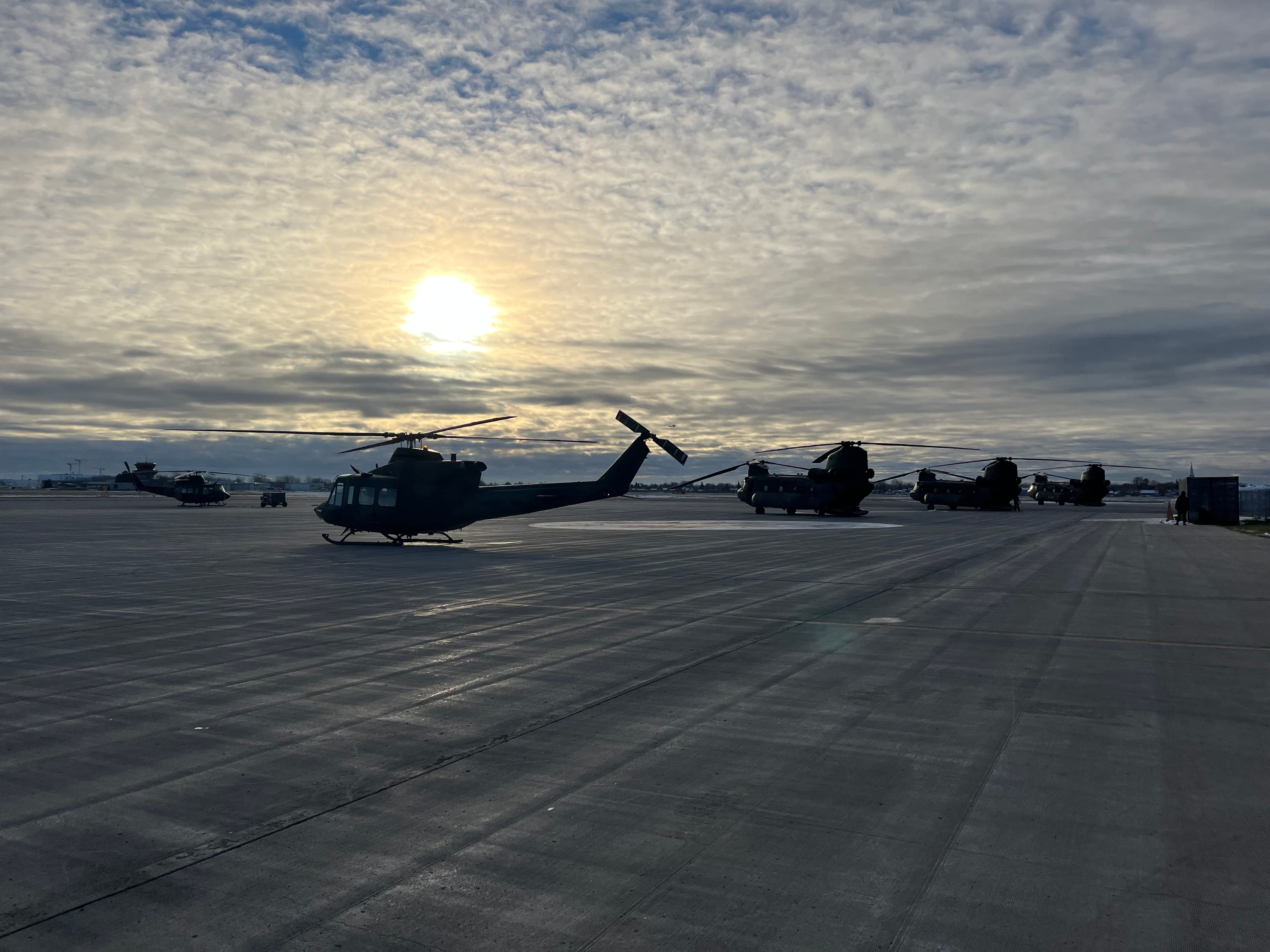 Sur le tarmac de l’Aéroport métropolitain de Montréal, on observe des hélicoptères Griffon CH-146 aux côtés des hélicoptères Chinook CH-147F, venus de la base de Petawawa spécialement pour l’exercice BTAC.
