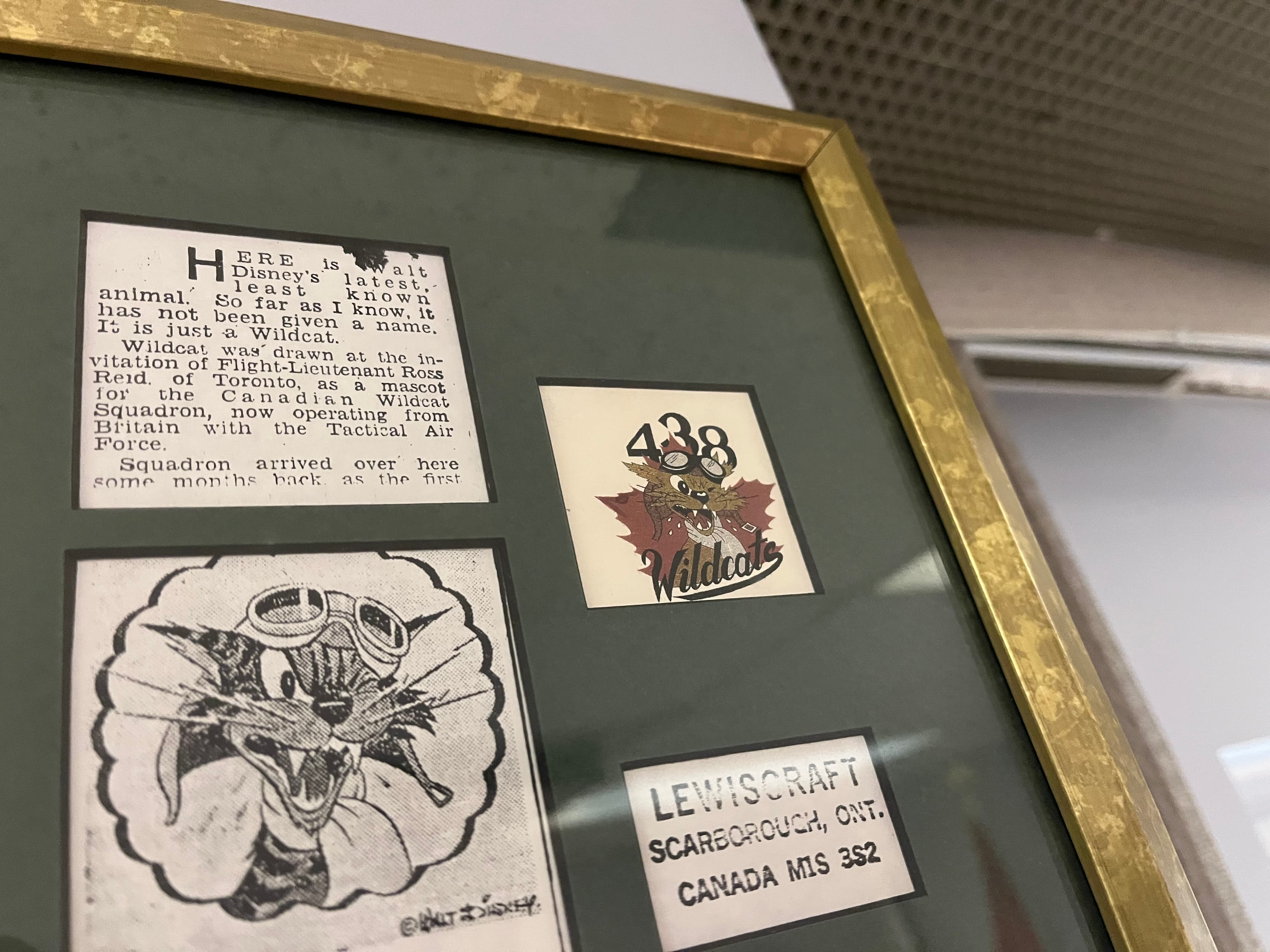 Le dessin du gros chat, avec la célèbre signature en bas, à droite — oui, c’est bien celle de Walt Disney lui-même.