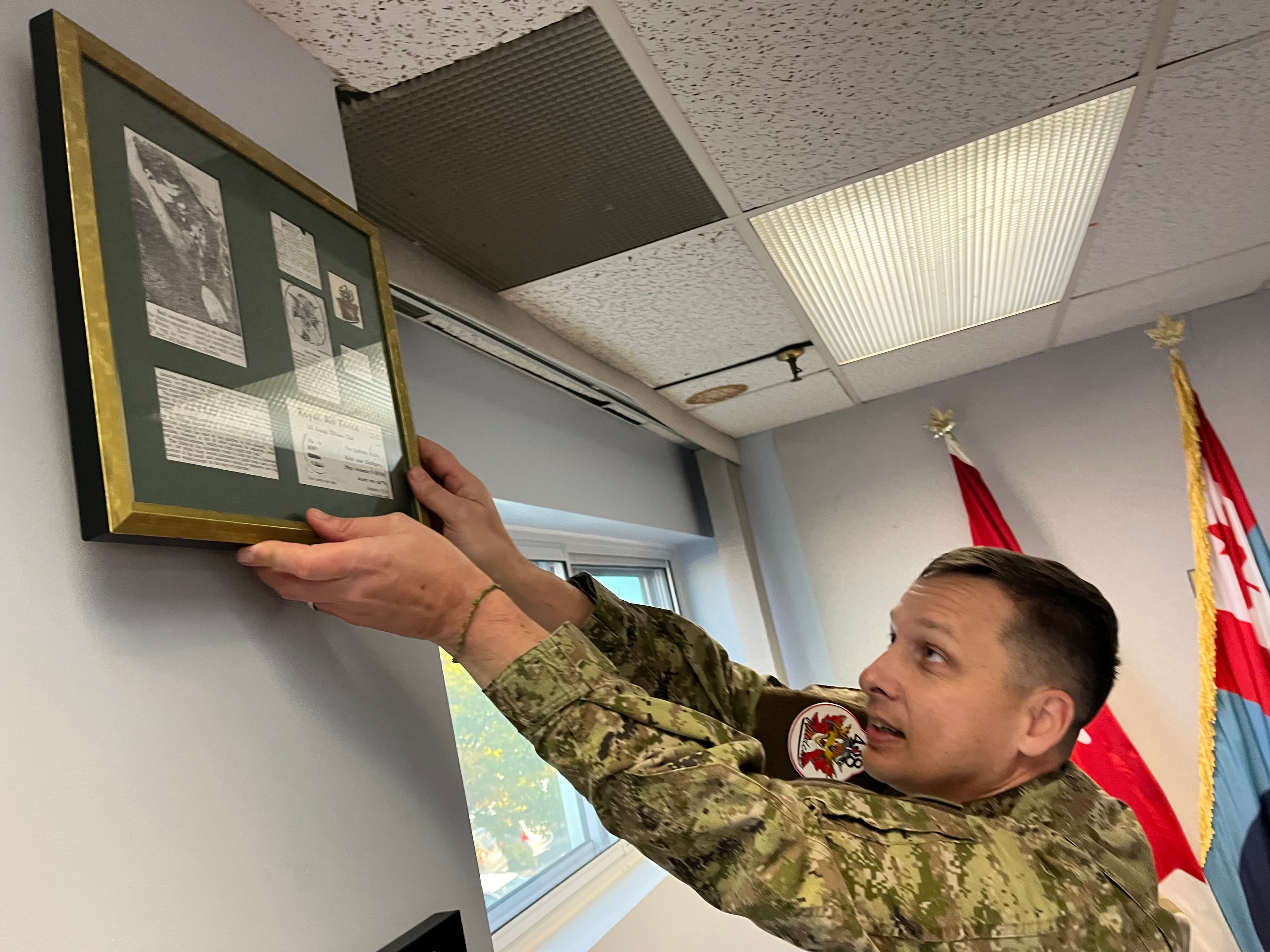 Le commandant du 438e Escadron, le lieutenant-colonel Guillaume Mallet, décroche le précieux dessin du mur de son bureau.