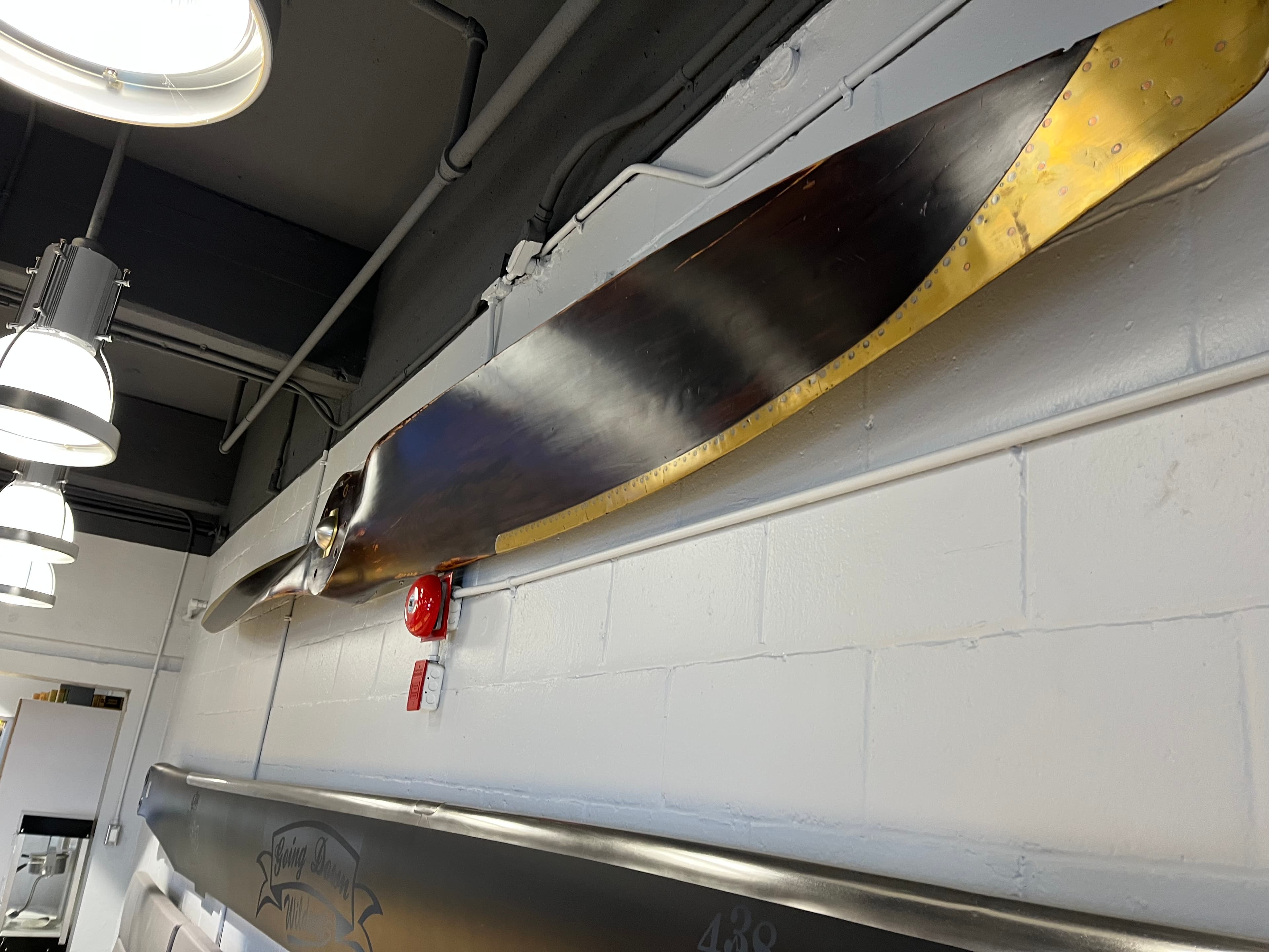 L’hélice du R-100, bien exposée sur un mur de La Tanière, la cafétéria du 438e Escadron.