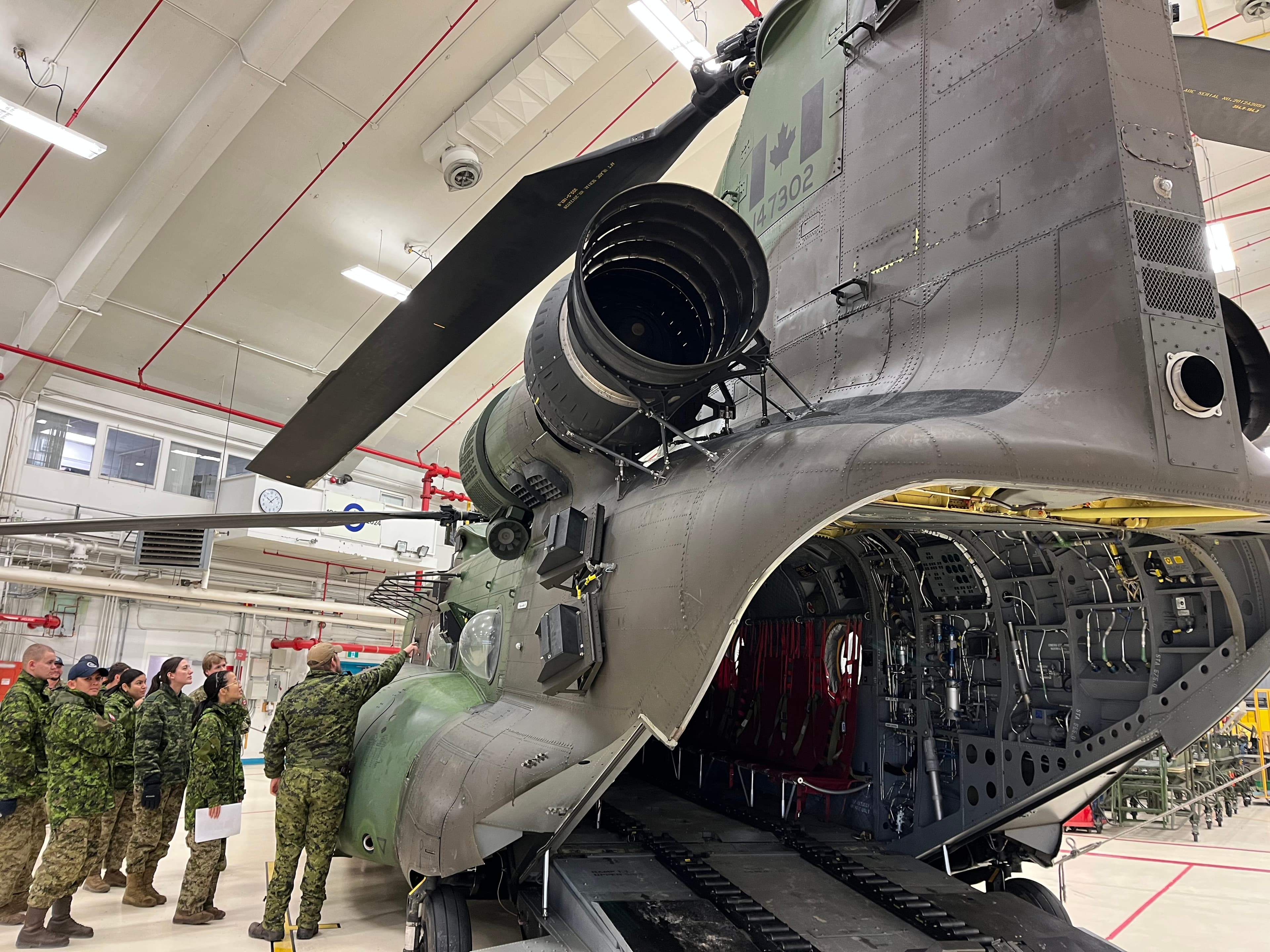 L’un des appareils Chinook CH-147F, stationné à l’intérieur du hangar à St-Hubert.