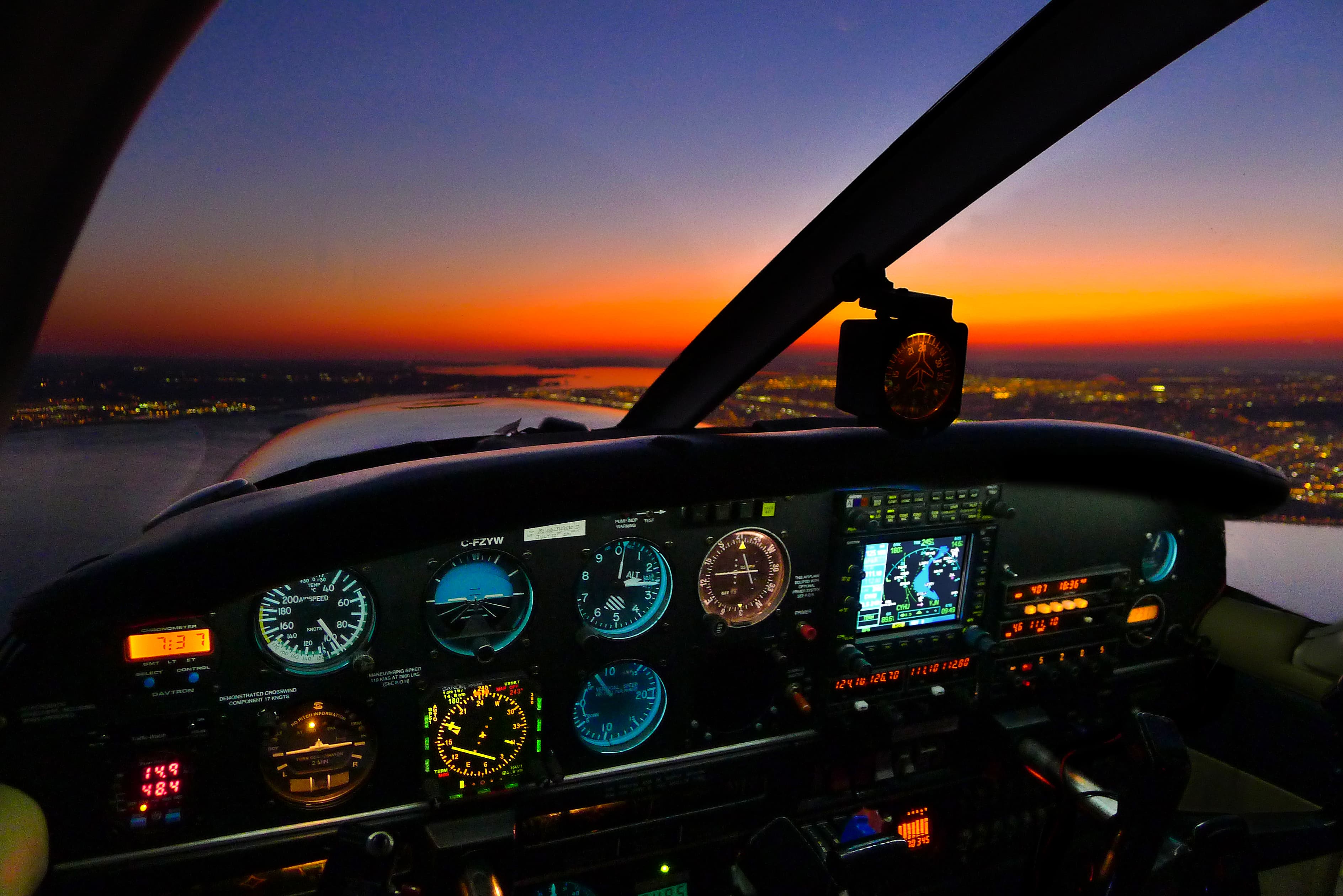 Chaque fois, les vols au crépuscule restent magiques pour moi. On peut voir ici une transition du jour vers la nuit, en pleine montée vers l’ouest depuis l’aéroport de St-Hubert.