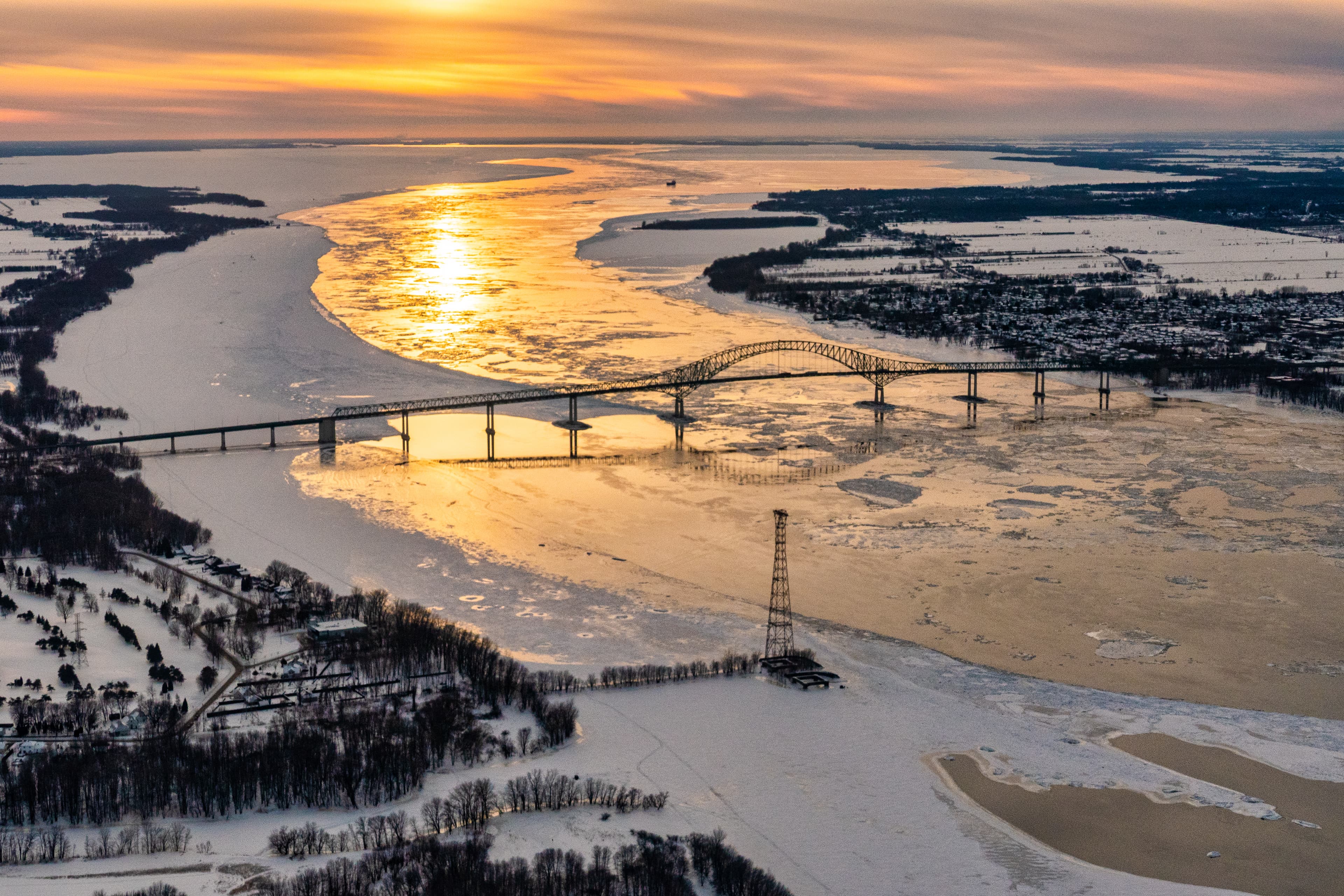 Le pont Laviolette à Trois-Rivières avec, au loin, le lac Saint-Pierre. En photographie, la lumière constitue le secret de la réussite. C’est la raison pour laquelle on privilégie les débuts ou les fins de journée pour voler et pointer la lentille.