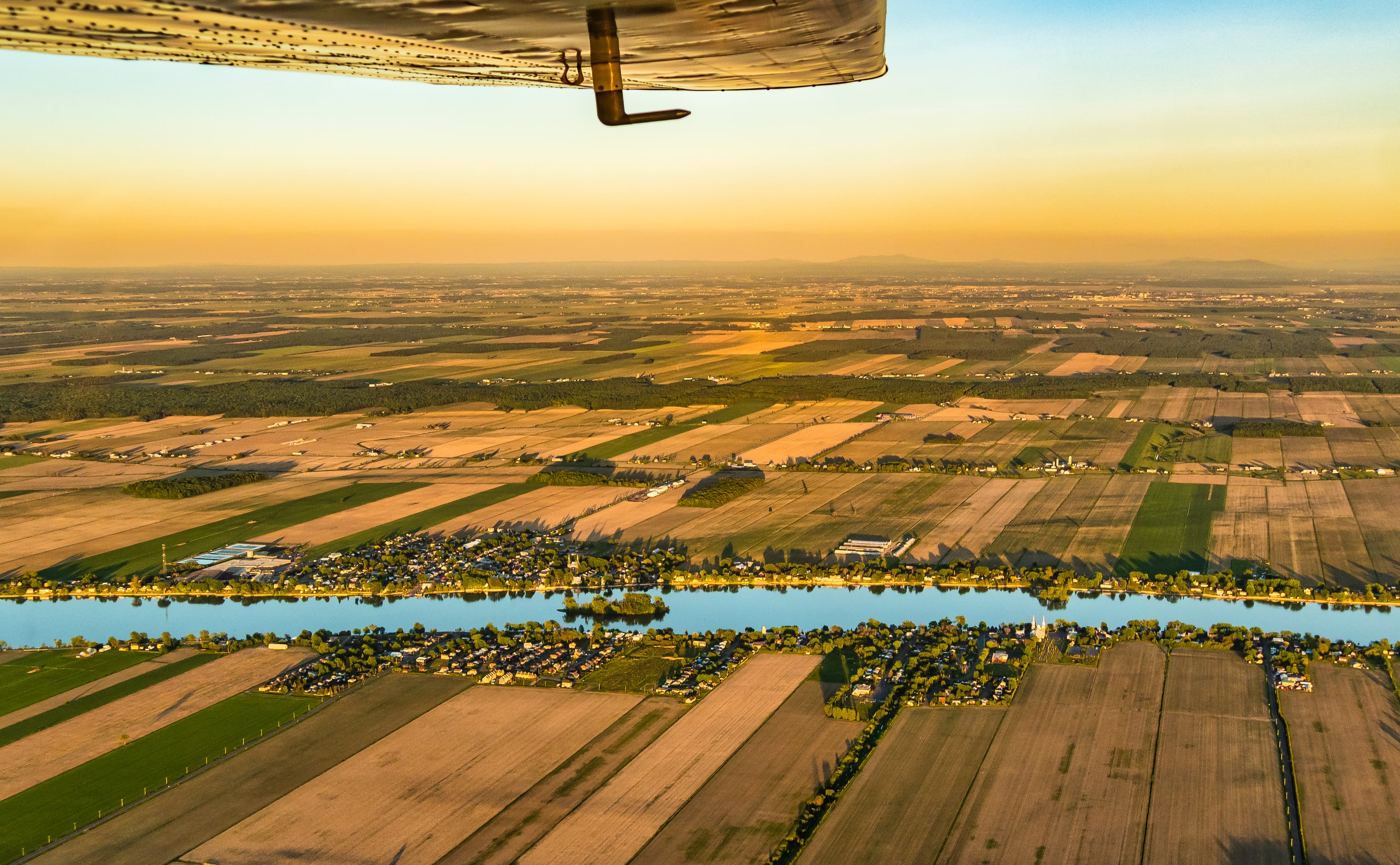 La rivière Richelieu, telle un miroir, au retour vers l’aéroport de St-Hubert. Toujours impressionnant de remarquer l’immense superficie des terres agricoles, qui s’étendent à perte de vue.