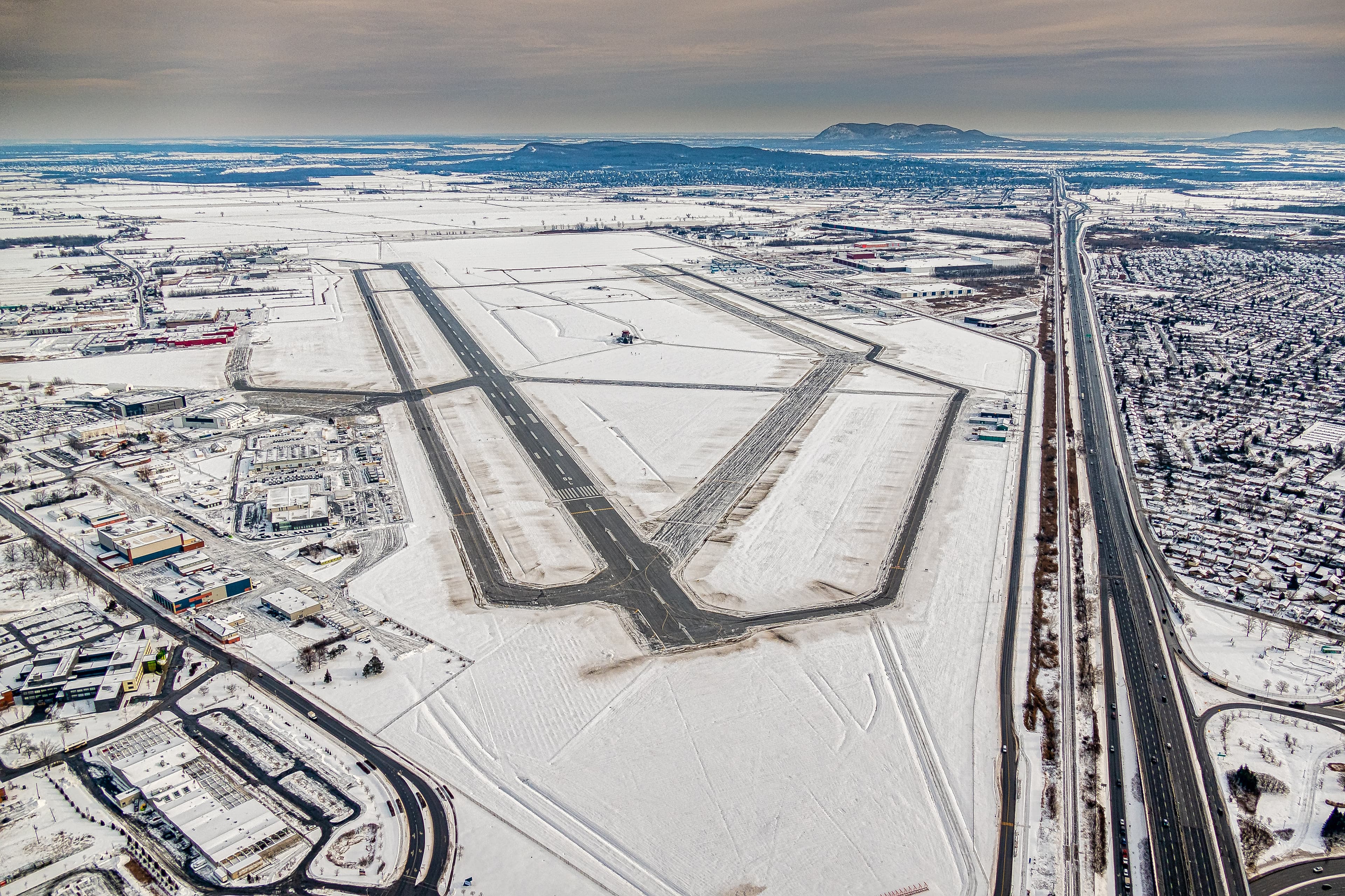 L’aéroport de St-Hubert, où j’ai eu le plaisir de voler pendant plus de 30 ans. Au loin, vers la droite : le mont Saint-Bruno, le mont Saint-Hilaire et le mont Rougemont.