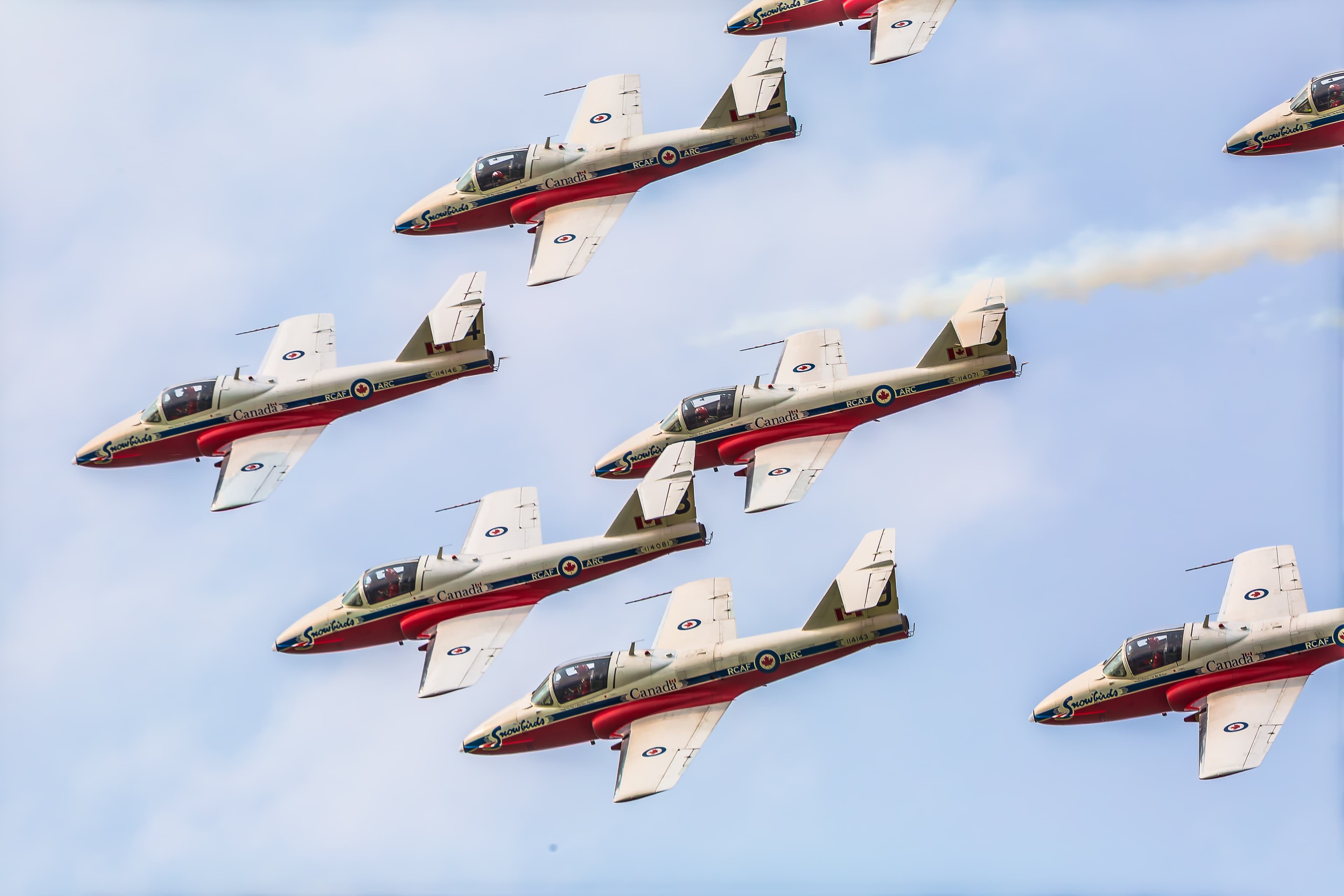 Ces avions ont beau avoir plus de 60 ans, les Snowbirds offrent encore et toujours un spectacle unique. Un savant mélange de précision et de discipline avec, comme résultat final, des prouesses aériennes époustouflantes comme on peut le voir ici dans le ciel de St-Hubert.