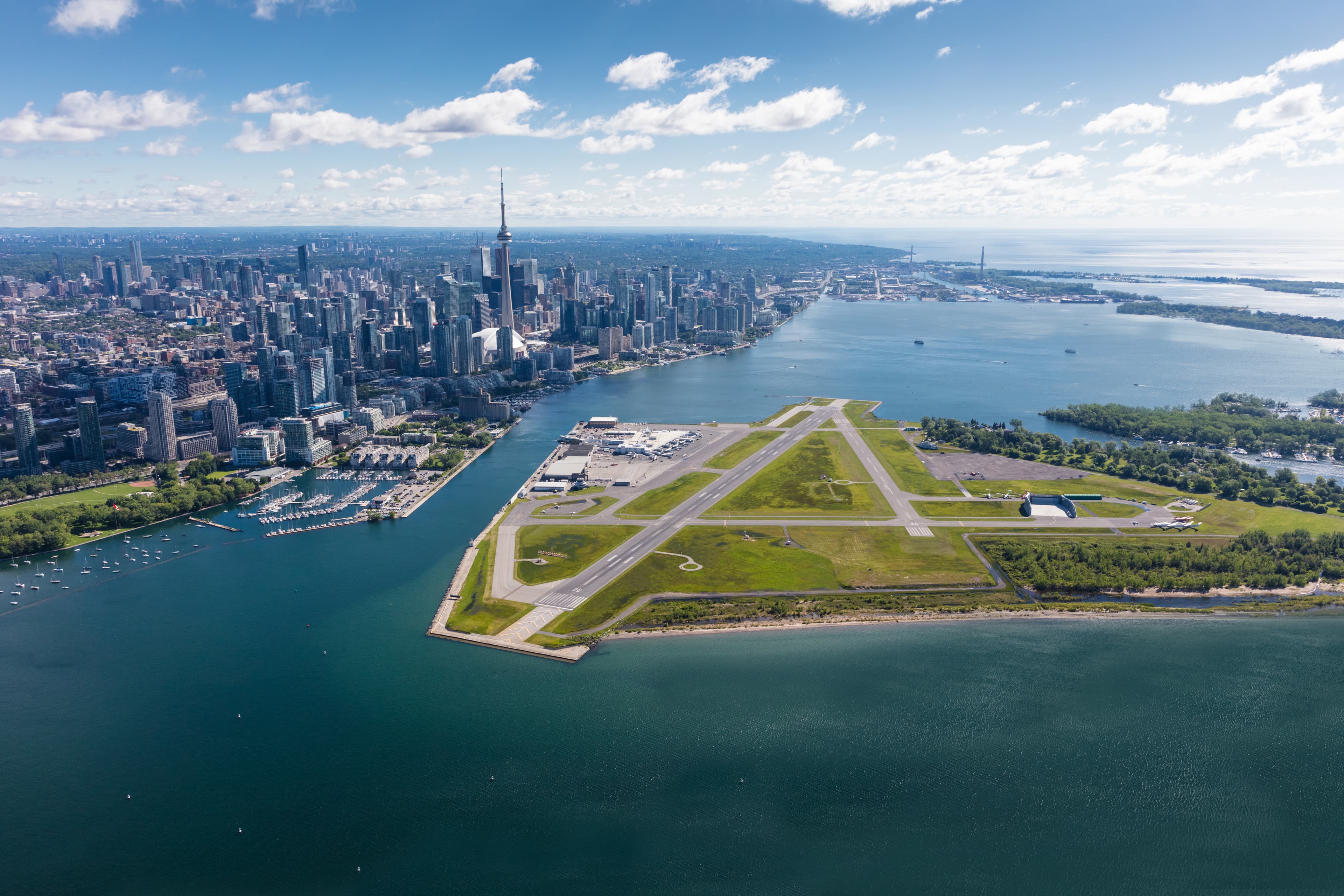 Alors que s’amorce le gigantesque chantier à Pearson, des transporteurs comme Air Canada se rabattent sur l’aéroport Billy Bishop, à deux pas du centre-ville de Toronto, en y ajoutant davantage de vols vers les États-Unis